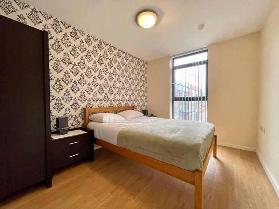1 Bed Modern With Free Parking, Centre Appartement